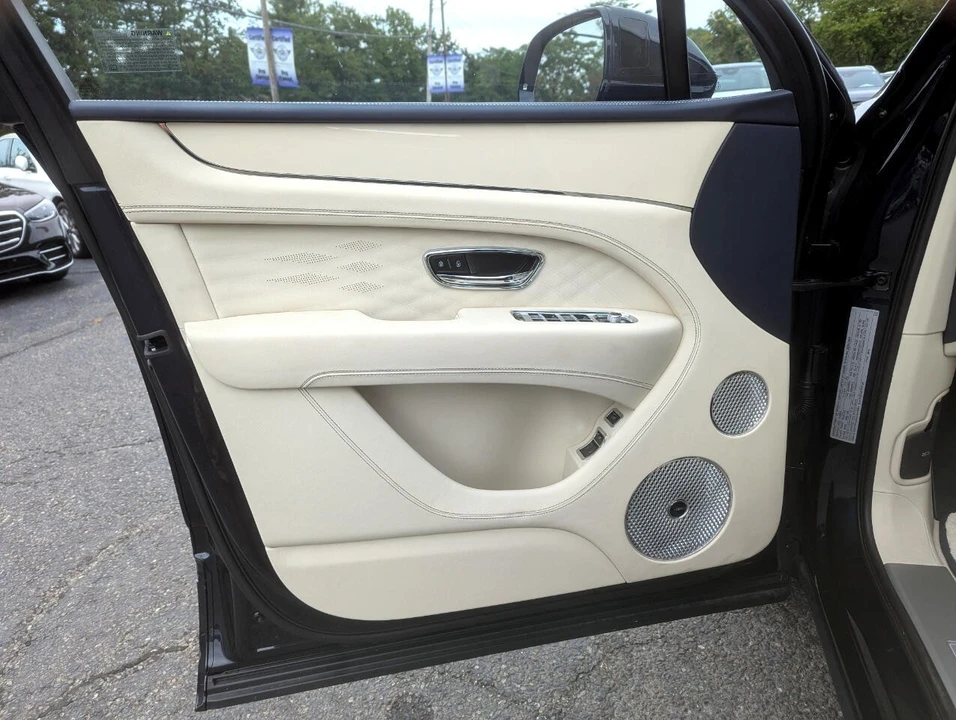 2023 Bentley Bentayga - Image 11 of 21