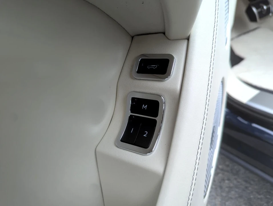 2023 Bentley Bentayga - Image 14 of 21