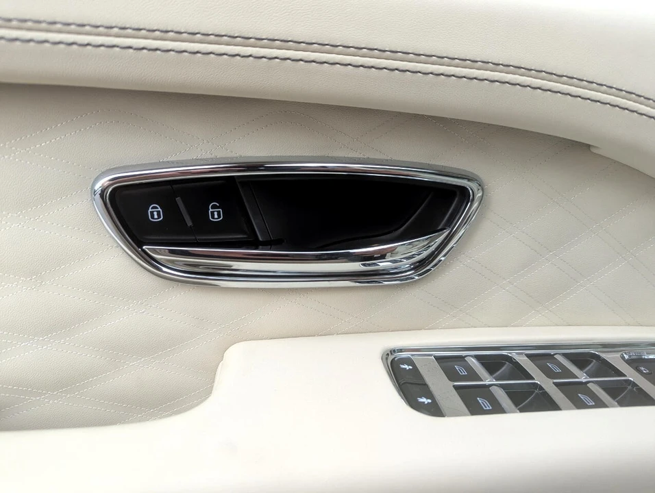 2023 Bentley Bentayga - Image 12 of 21