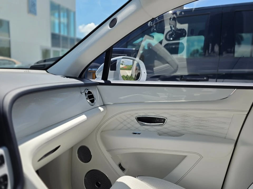 2023 Bentley Bentayga - Image 17 of 18