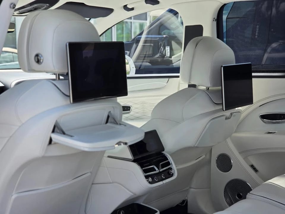 2023 Bentley Bentayga - Image 8 of 18