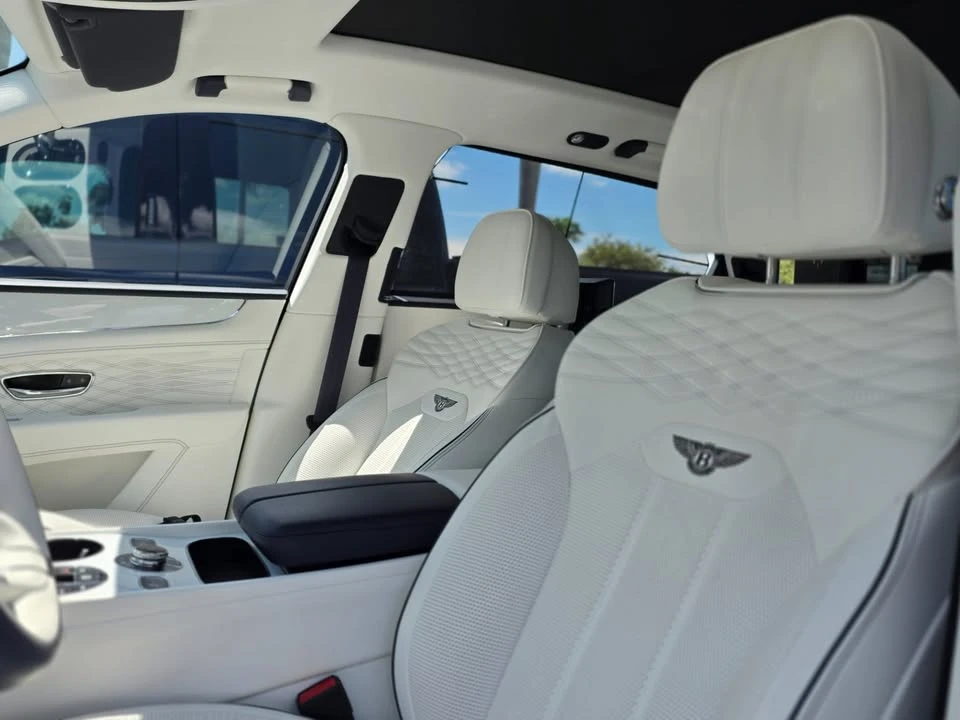 2023 Bentley Bentayga - Image 15 of 18