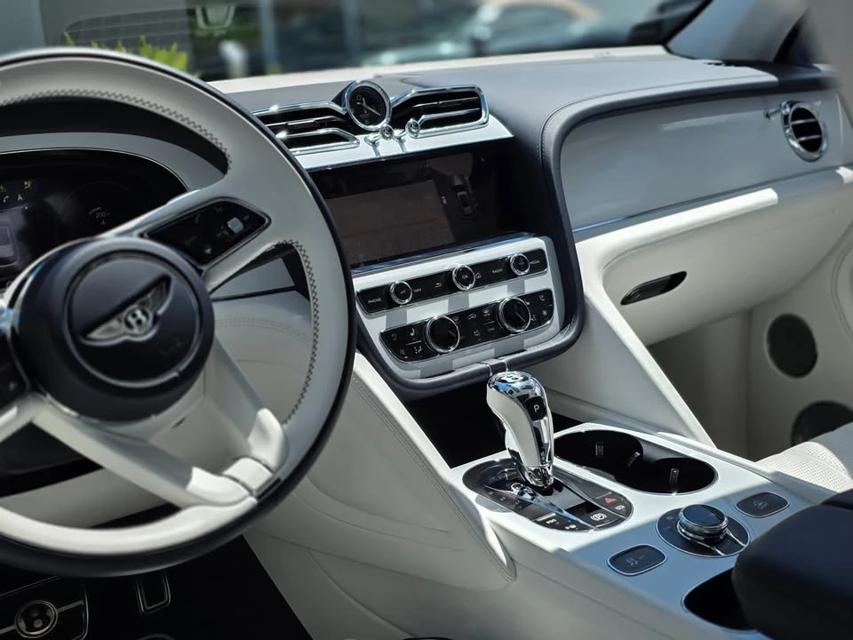 2023 Bentley Bentayga - Image 11 of 18