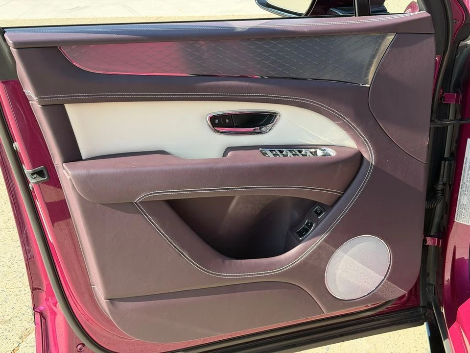 2023 Bentley Bentayga - Image 16 of 31