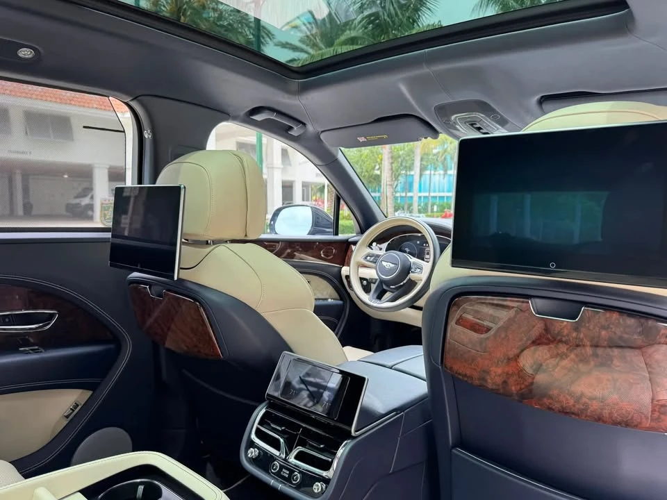 2023 Bentley Bentayga - Image 16 of 18