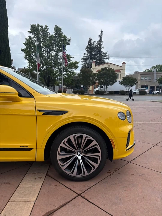 2023 Bentley Bentayga - Image 13 of 19