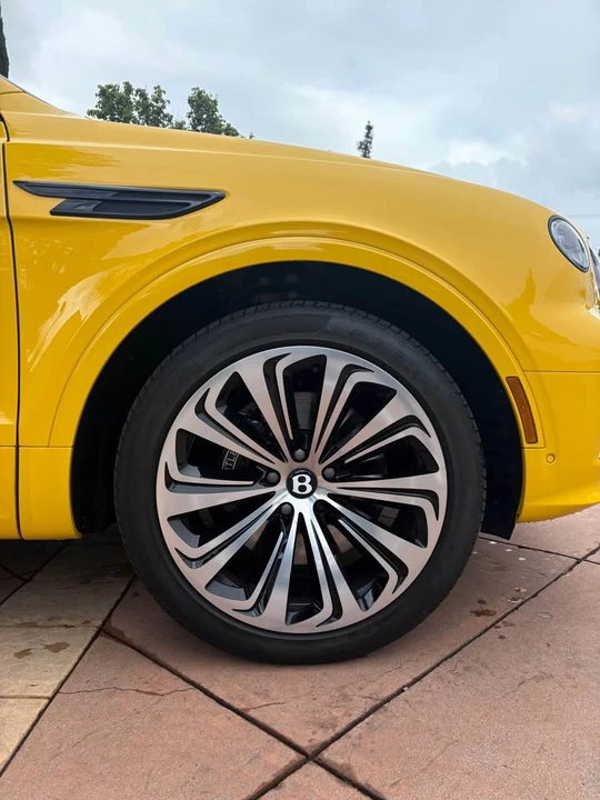 2023 Bentley Bentayga - Image 12 of 19