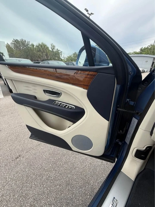 2023 Bentley Bentayga - Image 8 of 20