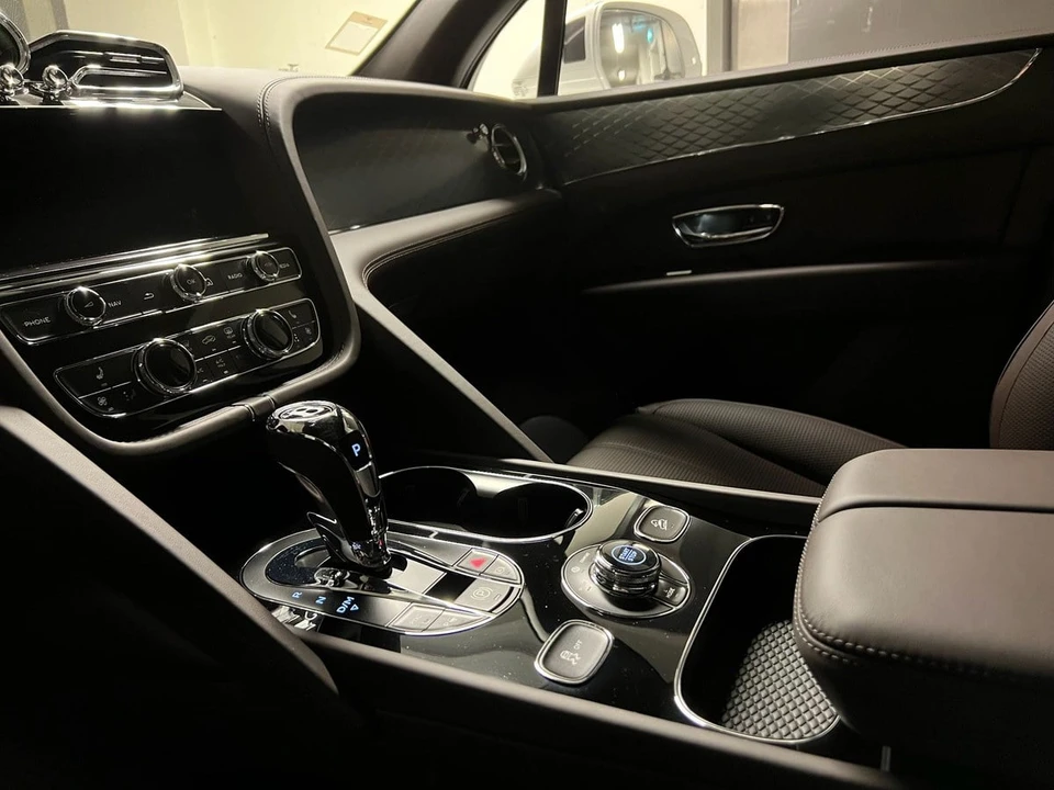 2023 Bentley Bentayga - Image 16 of 31