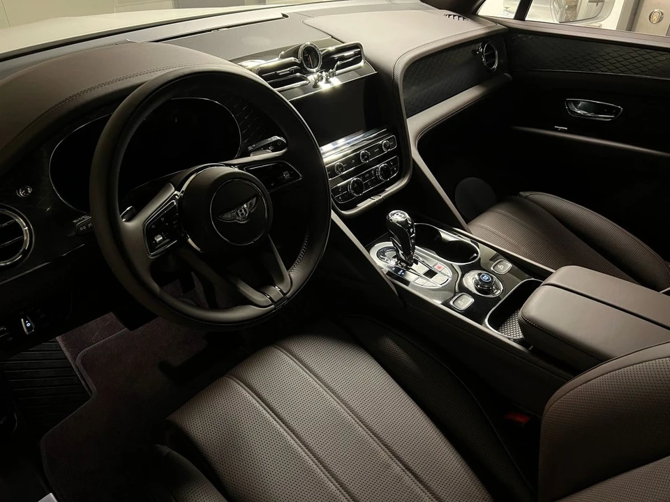 2023 Bentley Bentayga - Image 15 of 31