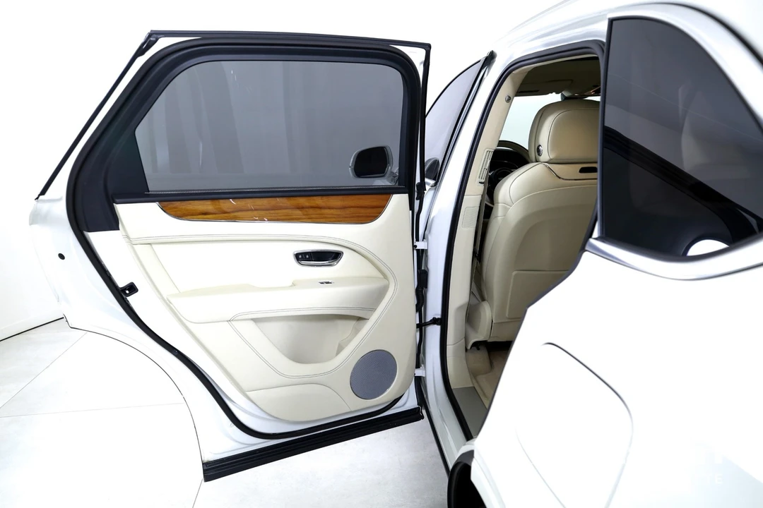 2023 Bentley Bentayga - Image 17 of 31