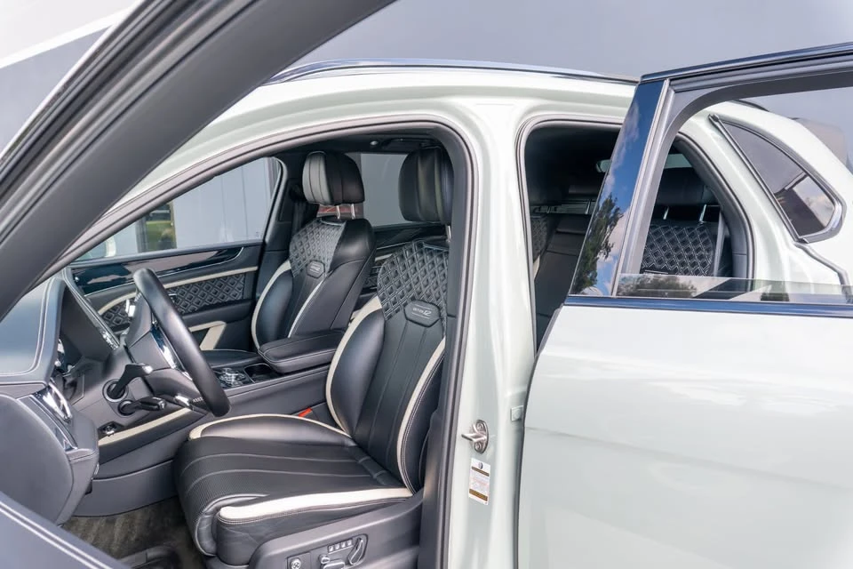 2023 Bentley Bentayga - Image 9 of 19