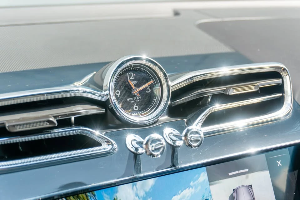 2023 Bentley Bentayga - Image 16 of 19