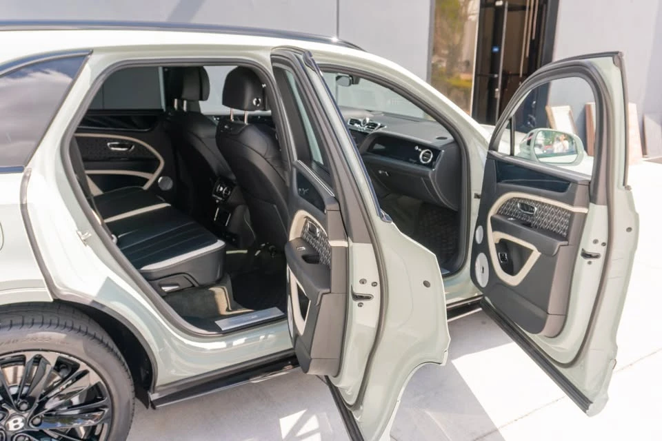 2023 Bentley Bentayga - Image 18 of 19