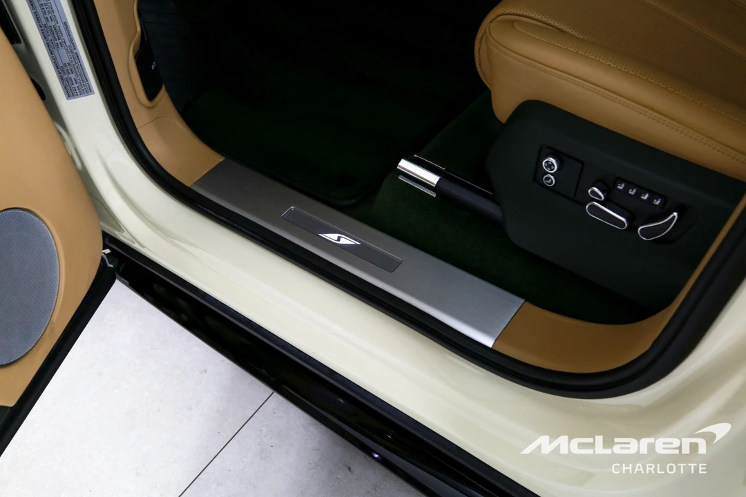 2023 Bentley Bentayga - Image 16 of 21