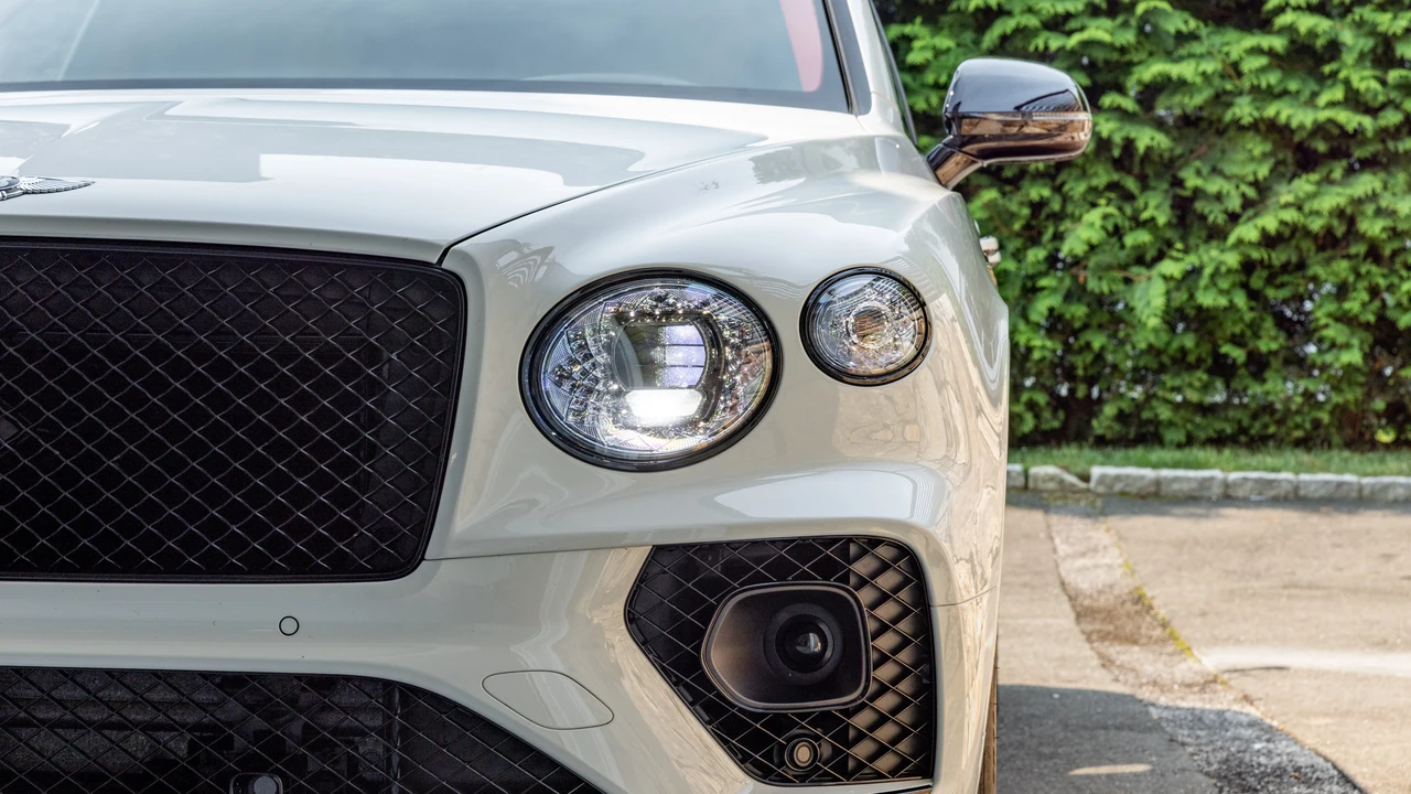 2023 Bentley Bentayga - Image 15 of 31