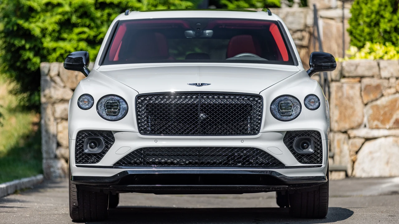 2023 Bentley Bentayga - Image 2 of 31