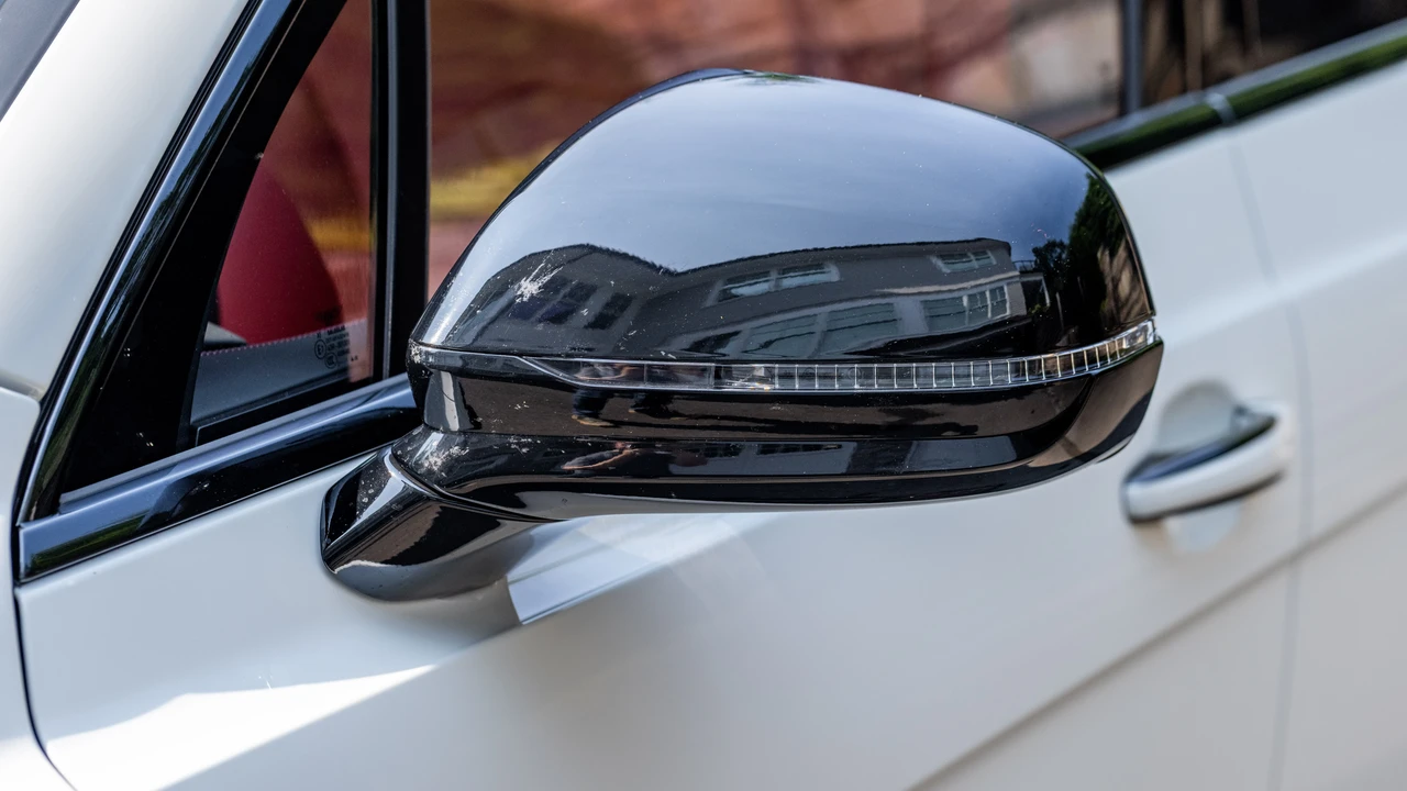 2023 Bentley Bentayga - Image 29 of 31