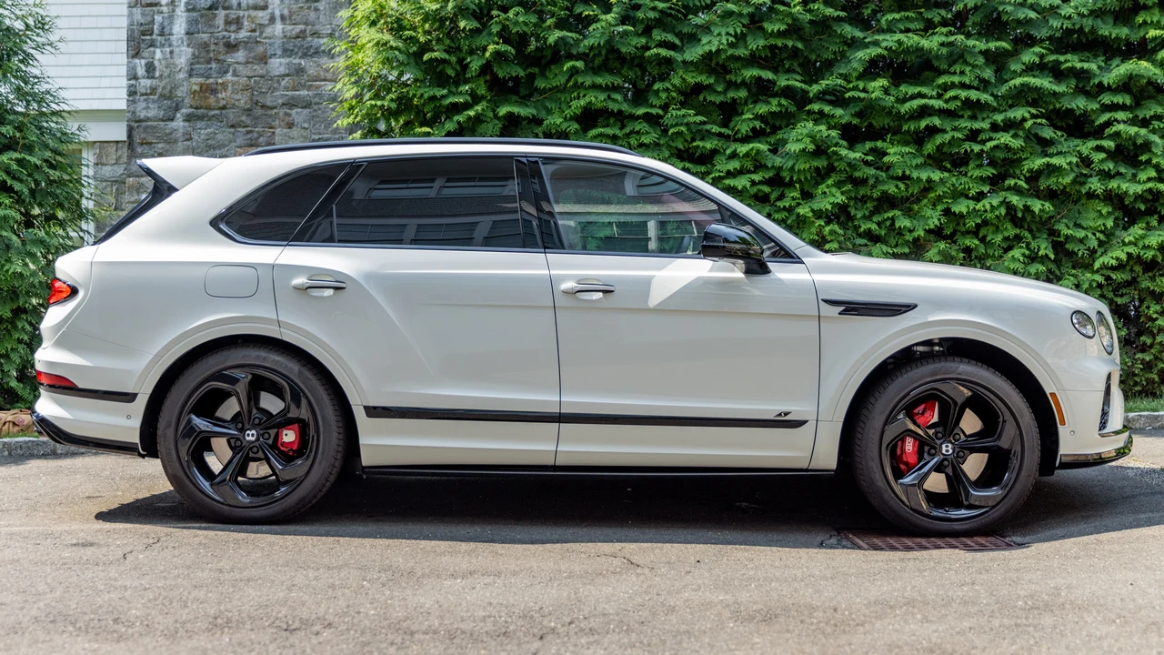 2023 Bentley Bentayga - Image 4 of 31
