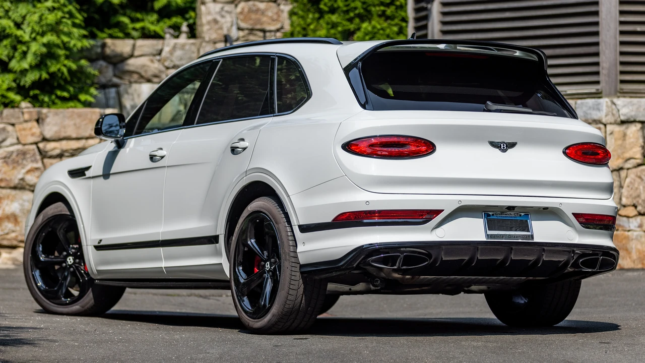 2023 Bentley Bentayga - Image 7 of 31