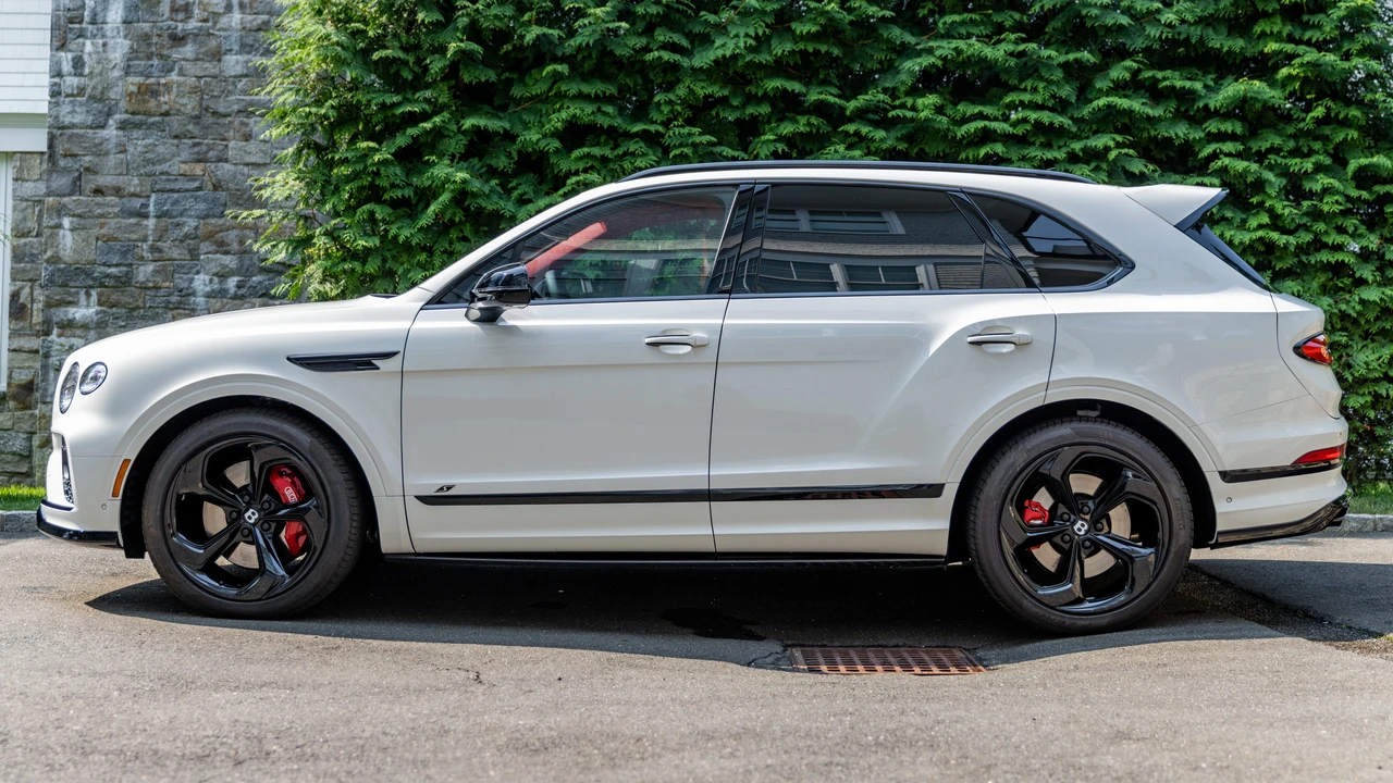 2023 Bentley Bentayga - Image 8 of 31