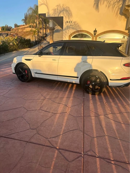 2023 Bentley Bentayga - Image 2 of 7