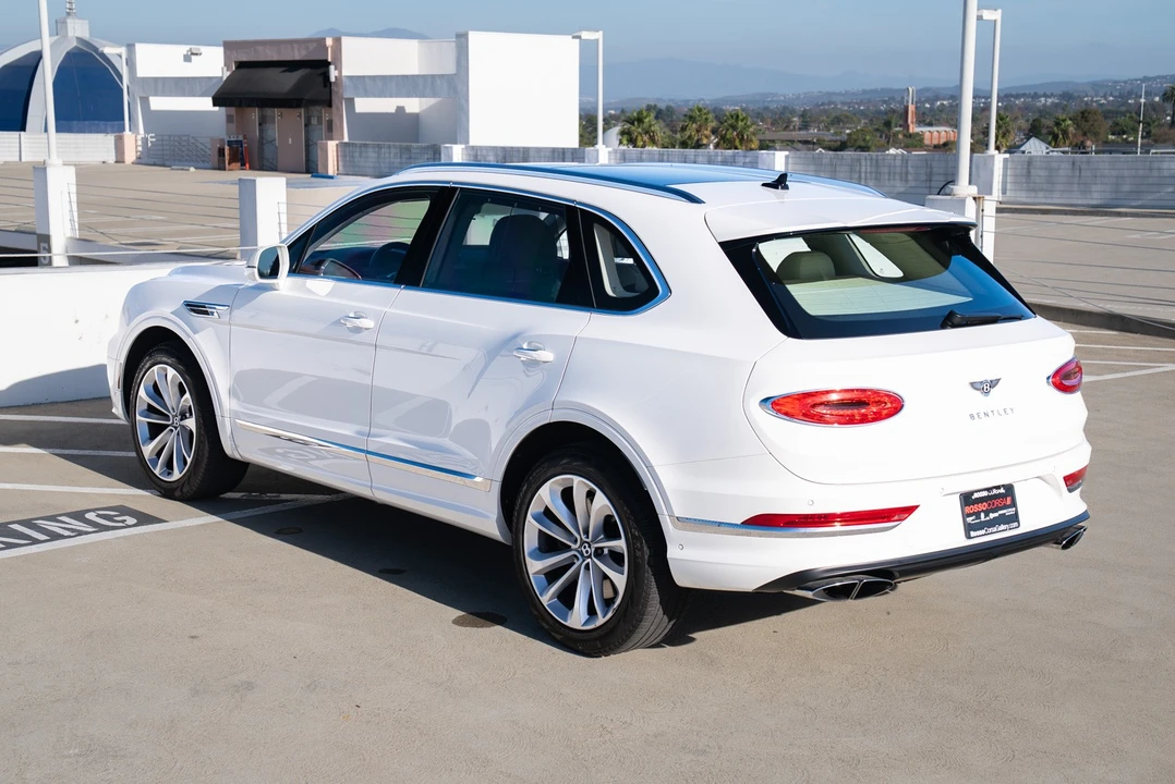 2023 Bentley Bentayga - Image 11 of 31