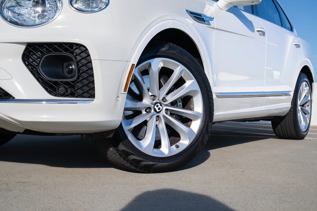 2023 Bentley Bentayga - Image 2 of 31
