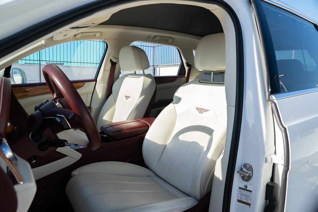 2023 Bentley Bentayga - Image 29 of 31