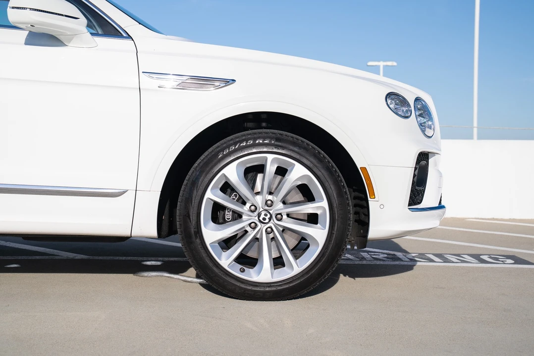2023 Bentley Bentayga - Image 21 of 31