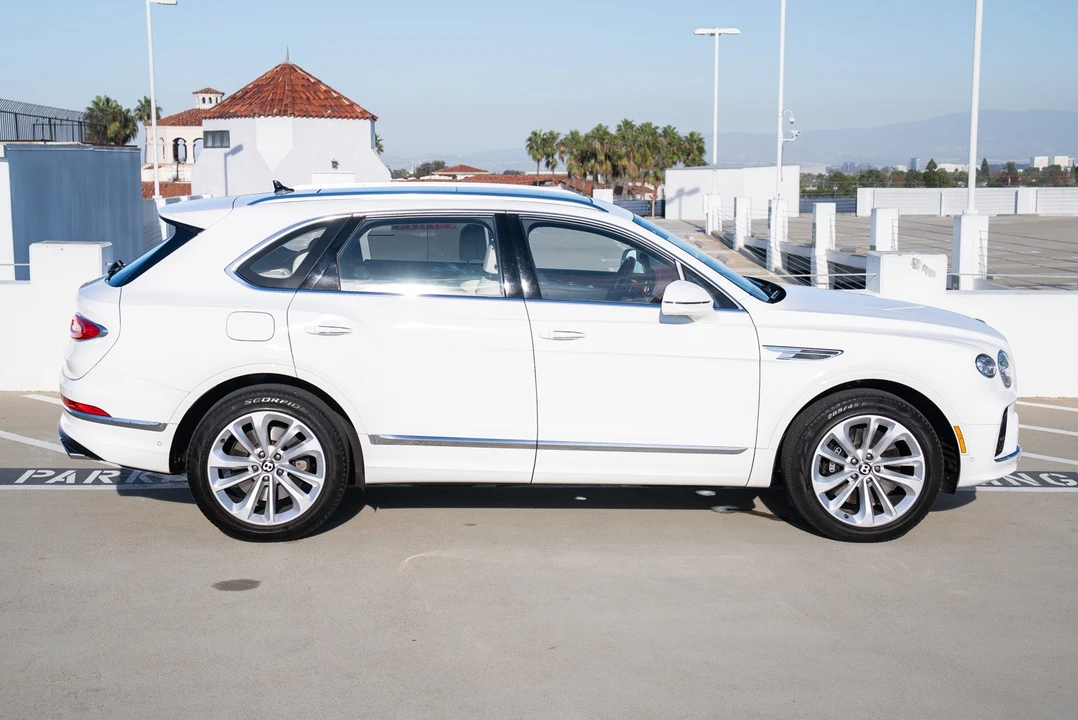 2023 Bentley Bentayga - Image 19 of 31