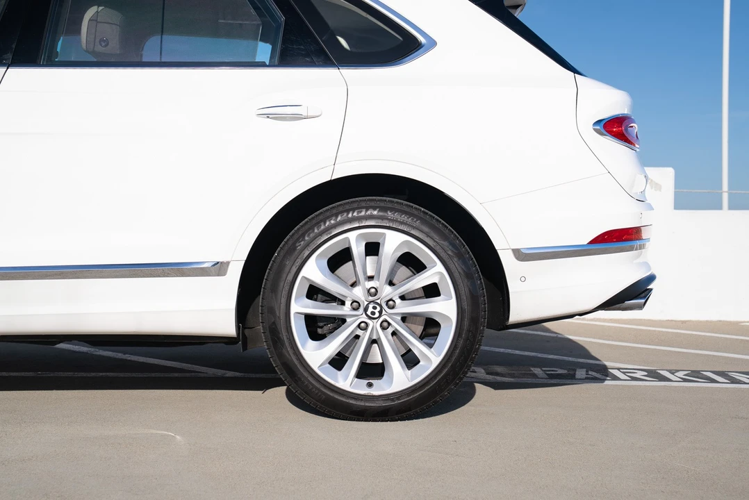 2023 Bentley Bentayga - Image 9 of 31