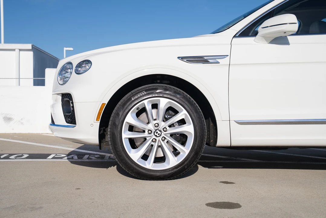 2023 Bentley Bentayga - Image 8 of 31