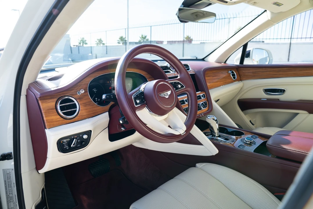 2023 Bentley Bentayga - Image 28 of 31