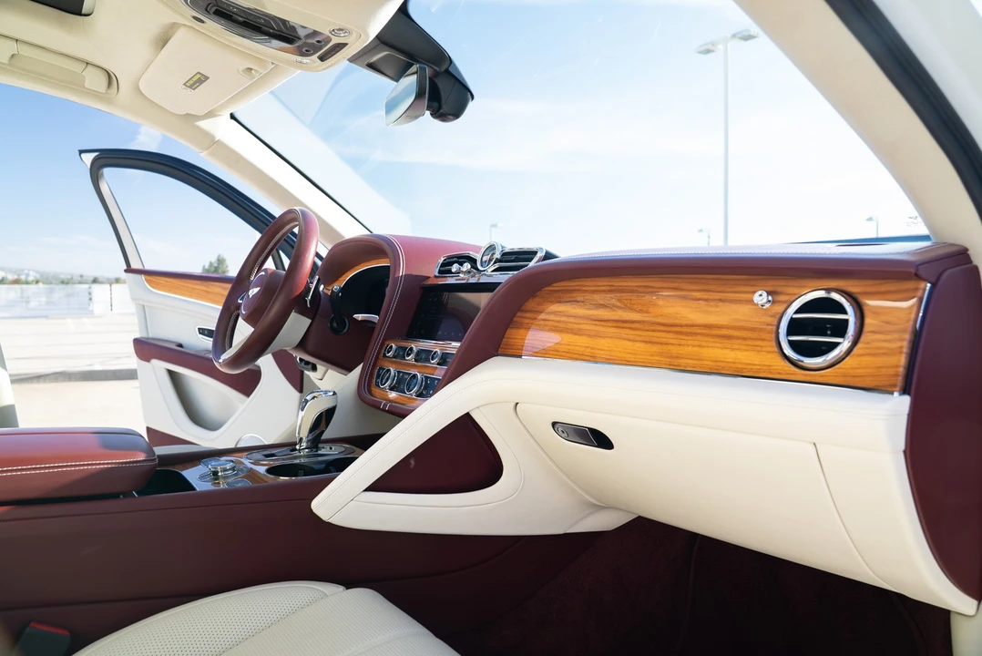 2023 Bentley Bentayga - Image 30 of 31