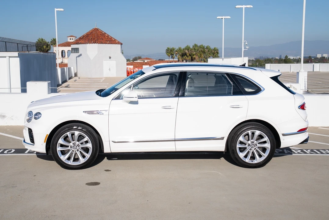 2023 Bentley Bentayga - Image 7 of 31
