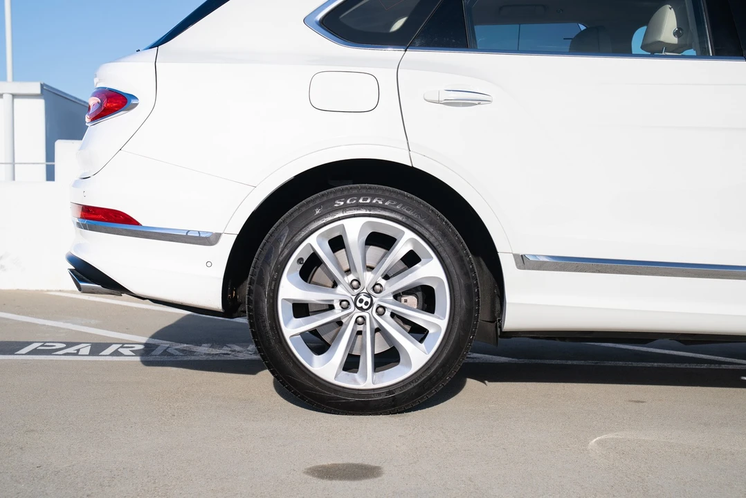 2023 Bentley Bentayga - Image 20 of 31