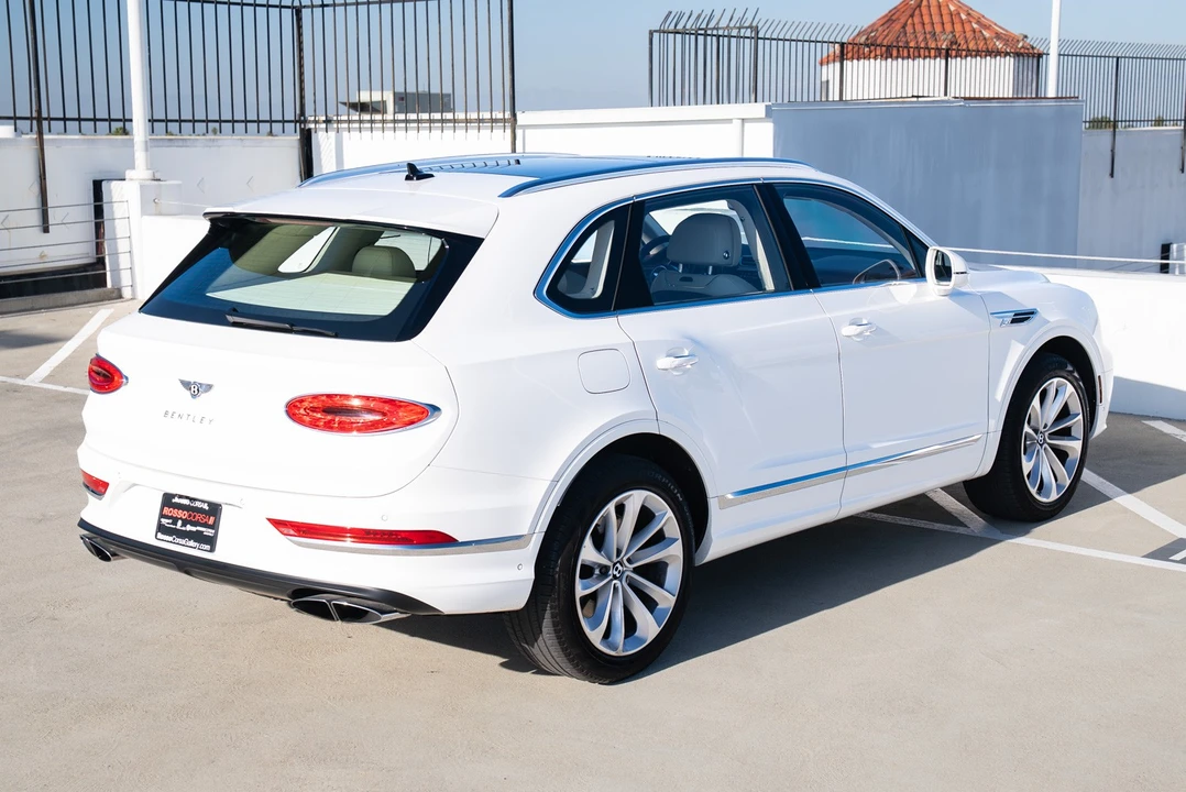 2023 Bentley Bentayga - Image 17 of 31