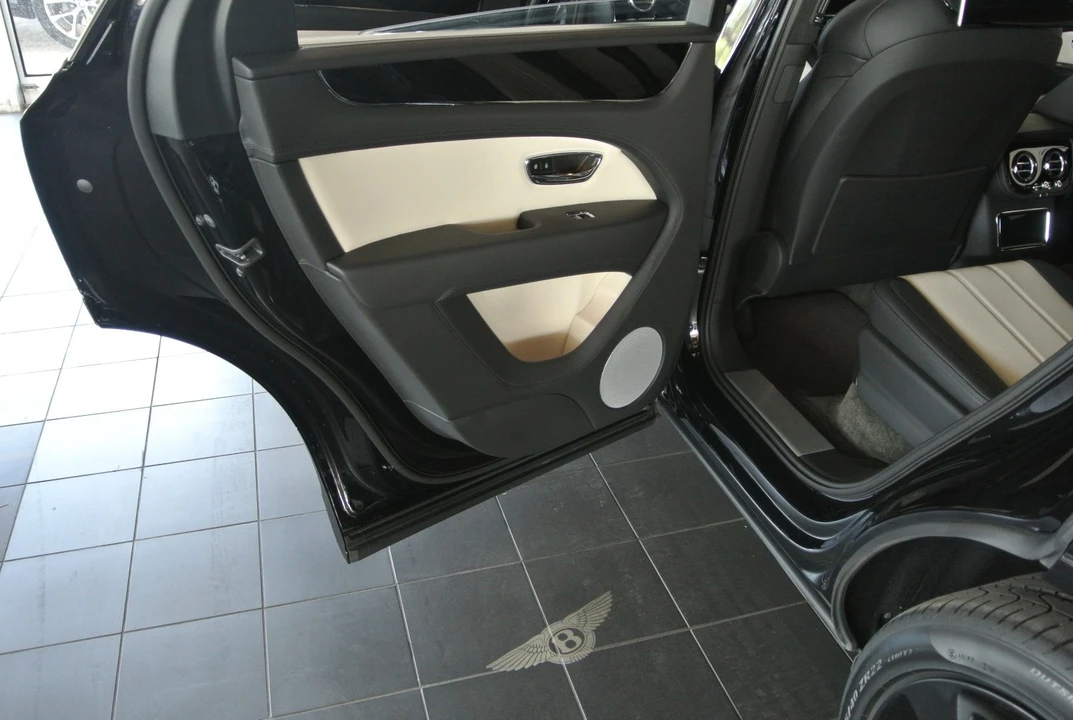 2023 Bentley Bentayga - Image 16 of 21
