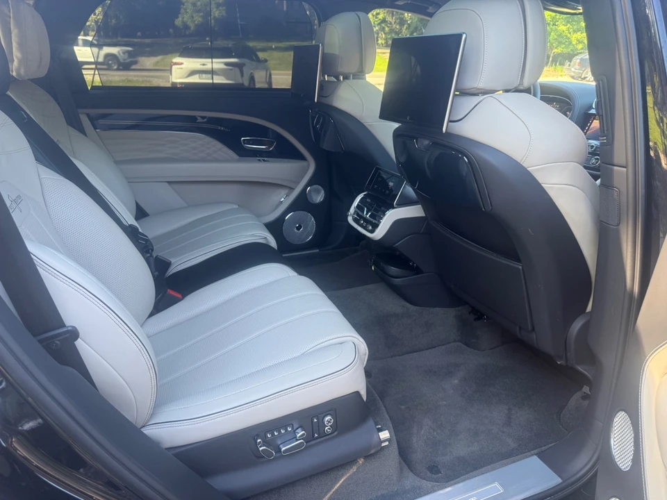 2023 Bentley Bentayga - Image 17 of 26