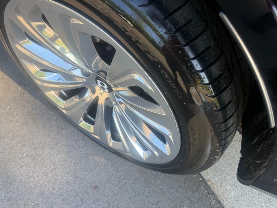 2023 Bentley Bentayga - Image 9 of 26
