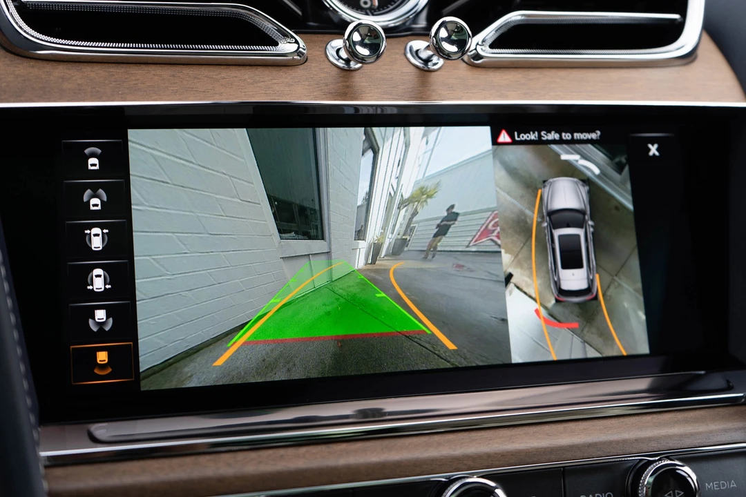 2023 Bentley Bentayga - Image 19 of 21