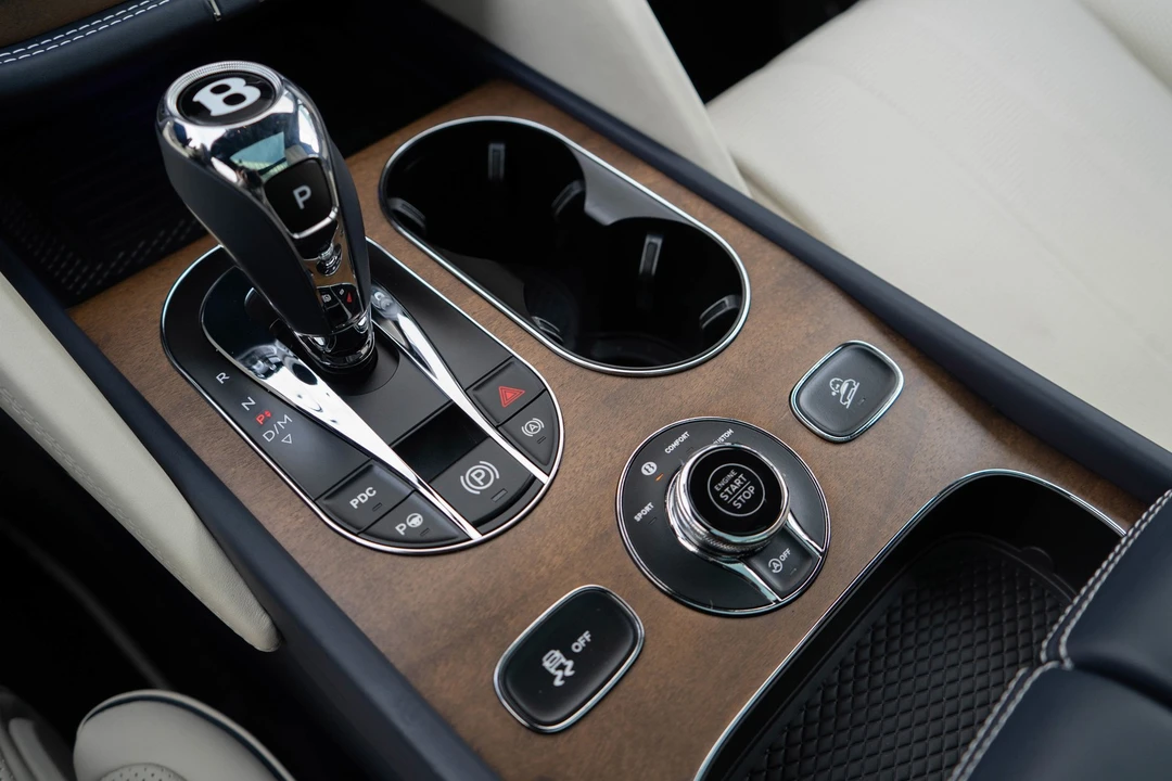 2023 Bentley Bentayga - Image 25 of 31