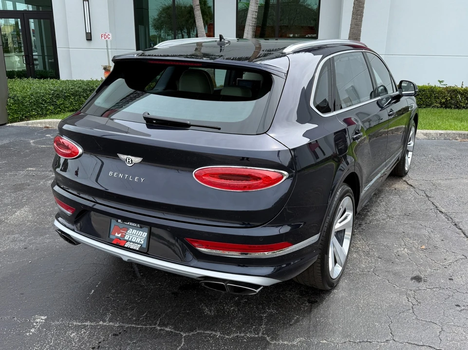 2023 Bentley Bentayga - Image 19 of 21