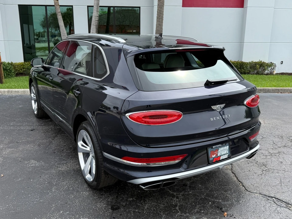 2023 Bentley Bentayga - Image 15 of 21