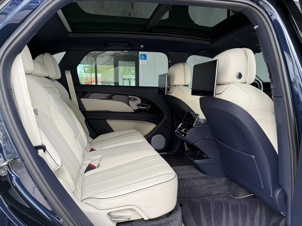2023 Bentley Bentayga - Image 31 of 31