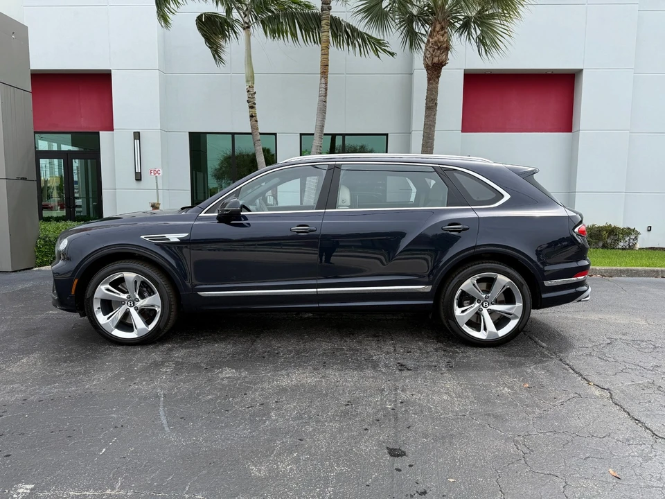 2023 Bentley Bentayga - Image 11 of 21