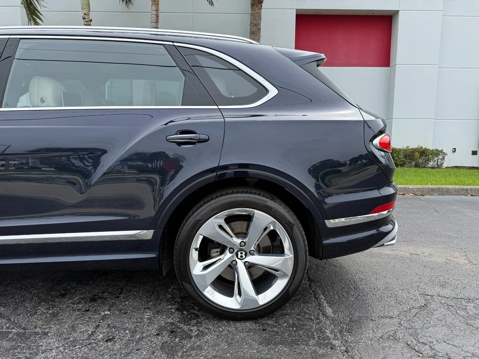 2023 Bentley Bentayga - Image 12 of 21