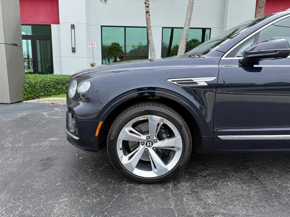 2023 Bentley Bentayga - Image 13 of 31
