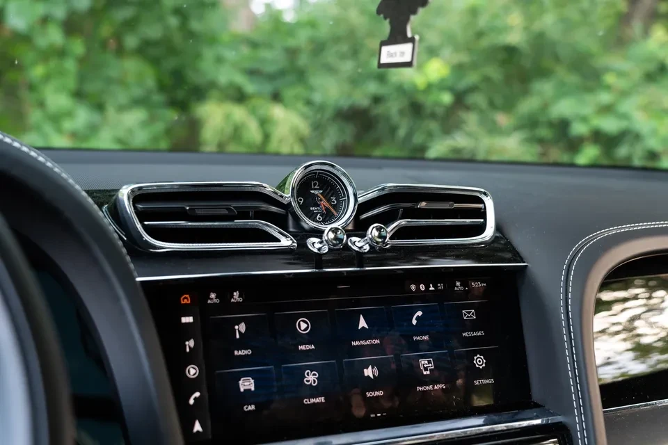 2023 Bentley Bentayga - Image 15 of 20